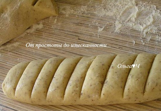 1. Этап. Кантуччини с миндалем: Из полученного теста сформируйте 2 батона, присыпав рабочую поверхность мукой. Каждый батон надрежьте на порционные кусочки толщиной 1-1,5 см. Аккуратно переложите заготовки на противень, застеленный бумагой для выпечки.