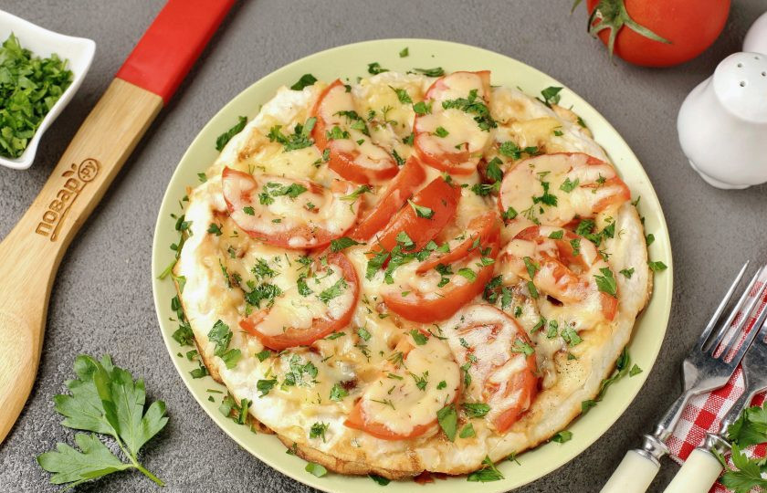 1. Этап. Яичница с помидором и сыром в лаваше на сковороде: Яичница с помидором и сыром в лаваше на сковороде готова. Приятного аппетита!