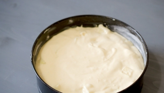 1. Этап. Простой рецепт шарлотки с яблоками: Форму для выпечки смажьте маслом. Влейте в неё тесто.