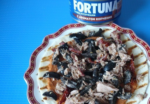 1. Этап. Закуска с тунцом на лепешке: А сверху положите немного салата из тунца. Сбрызните каждую лепешку оливковым маслом и посыпьте черным молотым перцем.