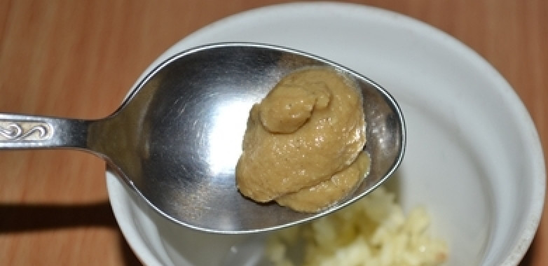 1. Этап. Салат из свежих кабачков: Теперь займемся приготовлением заправки. Выдавливаем в миску чеснок. Добавляем пол-ложки горчицы.