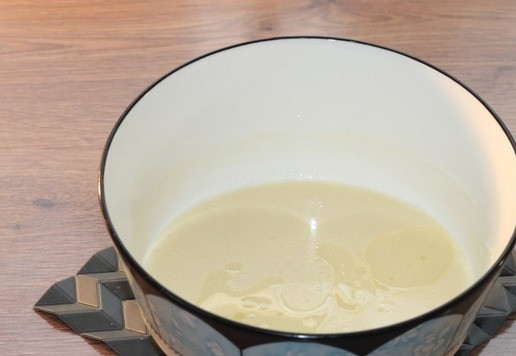 1. Этап. Пирожки «Придорожные»: 5... и перемешиваем до растворения сахара. Солим смесь (1 ч. л.) и вливаем растительное масло (65 мл).