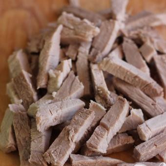1. Этап. Салат из говядины с омлетом: 1. Мясо говядины хорошо промыть и отварить. По готовности достать, охладить, нарезать соломкой и положить в тарелку.