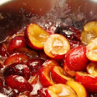 1. Этап. Блинчики со сливами: Доводим сливы в сиропе до кипения и снимаем с огня. Сливовая начинка готова.