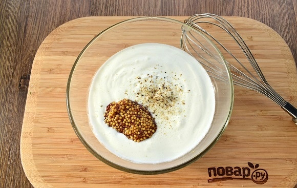 1. Этап. Салат-желе Оливье: Для соуса соедините майонез, йогурт и горчицу. По вкусу добавьте соль и перец.