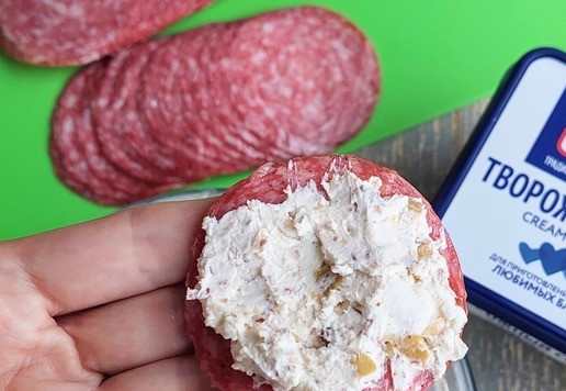 1. Этап. Колбасные дольки с творожным сыром: Тоненький ломтик колбасы смазать начинкой, примерно 1 ч. л.