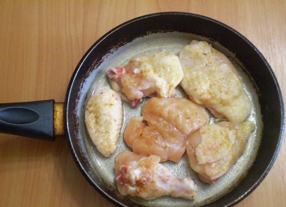 1. Этап. Жареная курица кусочками на сковороде: Разогреваем масло. Выкладываем мясо, жарим на среднем огне под крышкой до корочки.