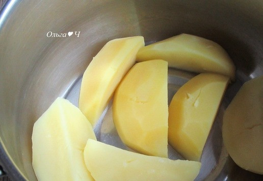 1. Этап. Картофельные крекеры с тунцом Новогодний хруст: Картофель очистите, отварите до готовности, слейте весь бульон. Я готовила полпорции.