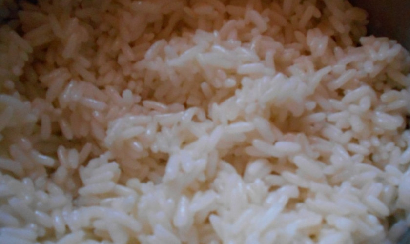 1. Этап. Паровой рисовый пудинг: 1. Первым делом промываю рис до прозрачной воды, затем отвариваю его до полуготовности.