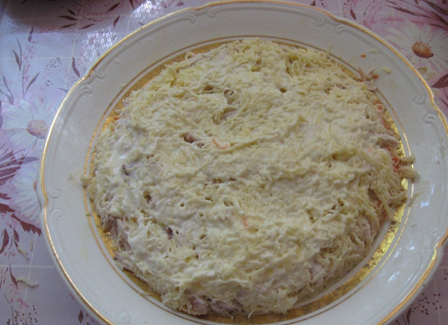 1. Этап. Салат Опушка: 4. Дальше - слой тертого сыра и опять майонез. Если остались ингредиенты - их можно и дальше чередовать слоями.