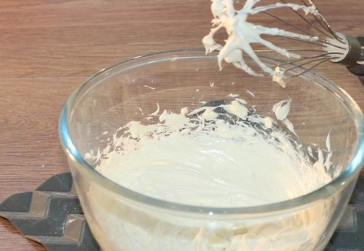 1. Этап. Ванильный кекс с малиновой пропиткой: 3. В большой миске взбиваем венчиком мягкое сливочное масло с сахаром в пышную массу, минут 5-7.