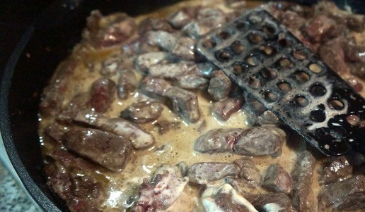 1. Этап. Печень по-строгановски: Добавить сметану. Перемешать, дать закипеть.