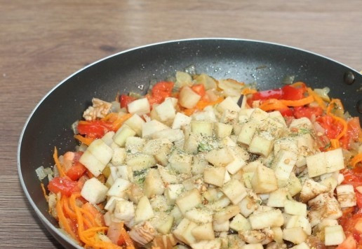 1. Этап. Рисовая полента с баклажаном: 10... и баклажан. Посыпаем приправой и специями. Тушим до готовности овощей, минут 10.