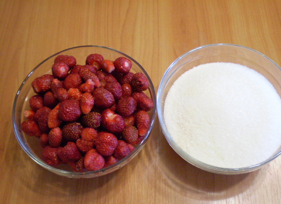 1. Этап. Клубничное варенье в мультиварке: 2. Моем ягоды тщательно, обрываем хвостики, отмеряем сахар.