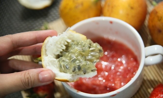 1. Этап. Кули из клубники и маракуйи: 1. Разомните клубнику в пюре, добавьте мякоть маракуйи.