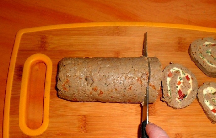 1. Этап. Паштет из куриной печени с овощами: Ну, вот мой паштет и готов! Перед подачей на стол нарезаю его ломтиками, все блюдо украшаю. Приятного аппетита!