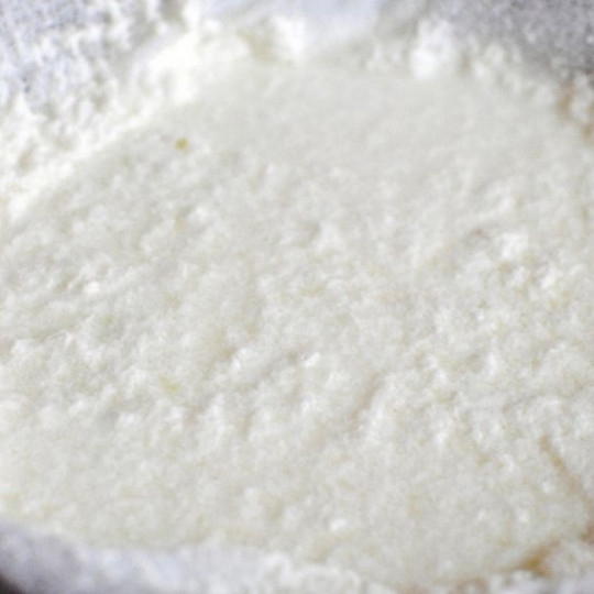 1. Этап. Рикотта с лимоном и базиликом: Спустя полчаса переливаем содержимое кастрюли в сито, покрытое марлей.