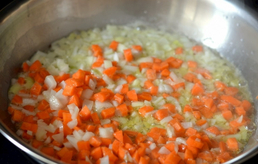 1. Этап. Рис с морковкой и луком на сковороде: 1. Первым делом поставьте вариться рис в подсоленной воде. Овощи очистите и нарежьте небольшими кусочками. На сковороду выложите сливочное и оливковое масло, разогрейте, отправьте туда лук с морковью. Обжарьте 3-4 минуты, постоянно помешивая.