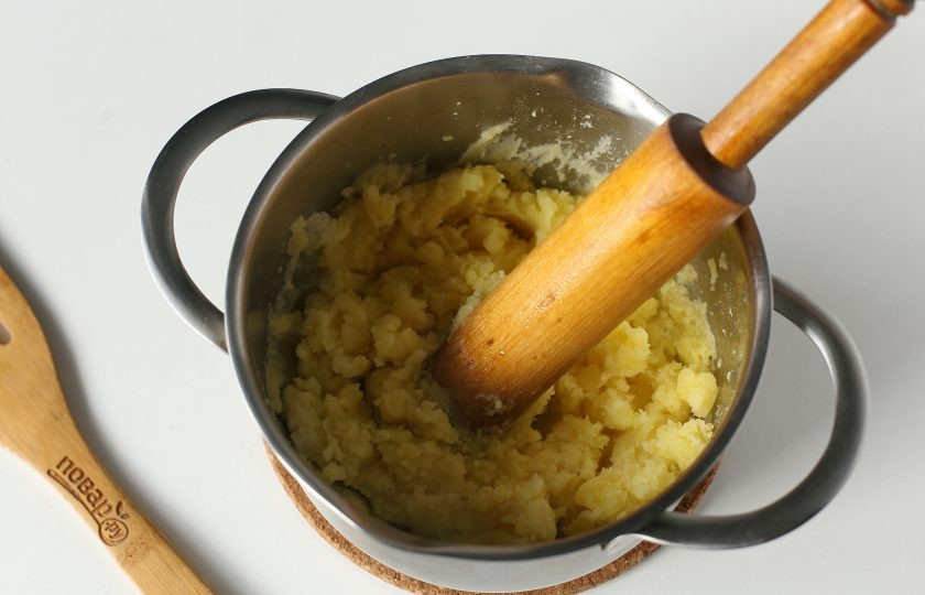 1. Этап. Фишкейки: После того, как картофель приготовится, слейте с него всю воду, добавьте кусочек сливочного масла и приготовьте пюре.