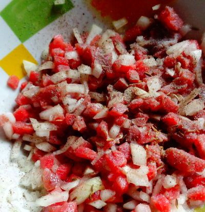 1. Этап. Самса в духовке: 6. Мясо лучше не перекручивать через мясорубку, а мелко порубить. Добавляем к нему лук и специи по вкусу. Я брала говядину, но по рецепту в самсу идет баранина.