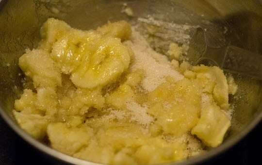 1. Этап. Банановые булочки: 1. Очистите бананы, выложите их в глубокую мисочку, добавьте сахар.