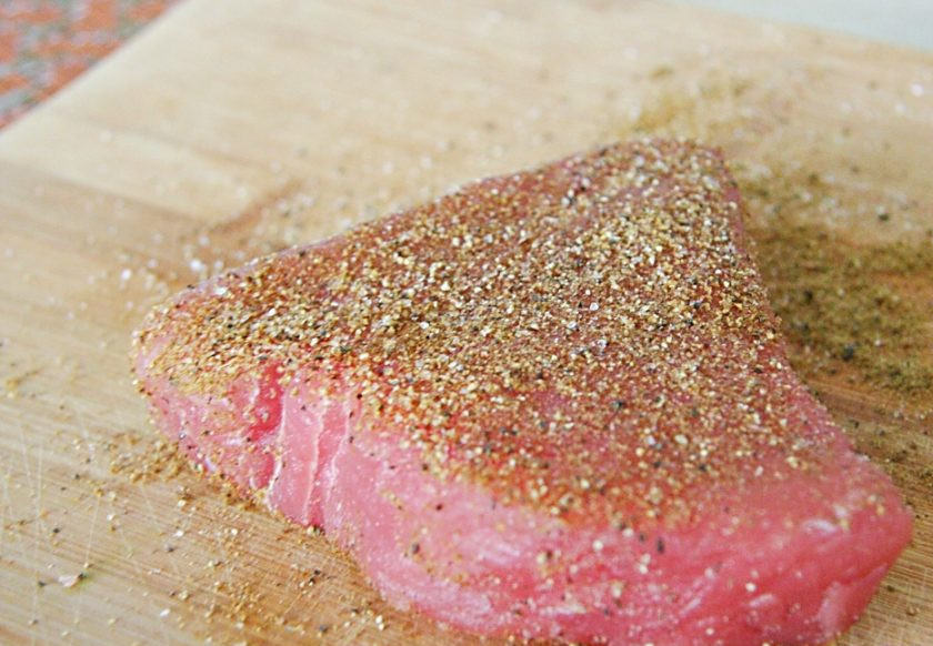 1. Этап. Салат с тунцом и ананасом: Стейк тунца промойте и обсушите, присыпьте его солью и черным молотым перцем. Дайте постоять минут 5, пока разогрейте гриль.