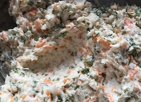 1. Этап. Рыбный салат Раковые шейки: Перемешиваем. Вот такая масса у нас должна получиться. Похожа на паштет, только рыбный.