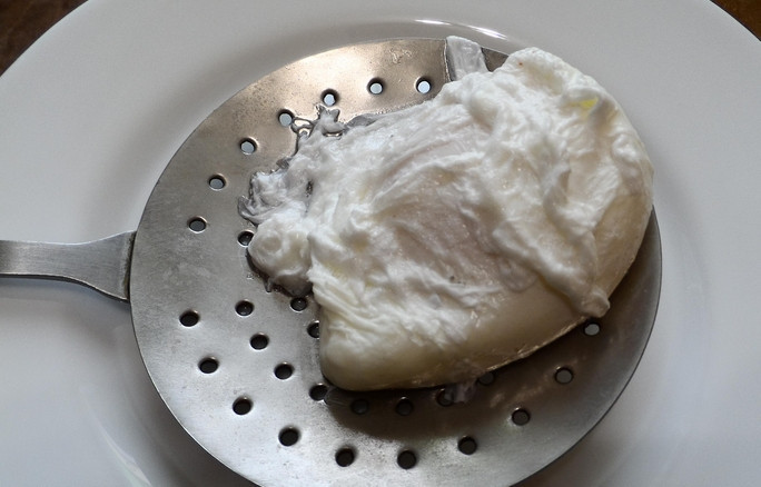 1. Этап. Паста с яйцом: Отварим яйца-пашот. Доводим воду в кастрюле примерно до 70 градусов. Аккуратно крутим ложкой воду в кастрюле, чтобы получилась воронка. Вбиваем яйцо в воронку и варим 3 минуты. Таким же образом отвариваем остальные яйца.