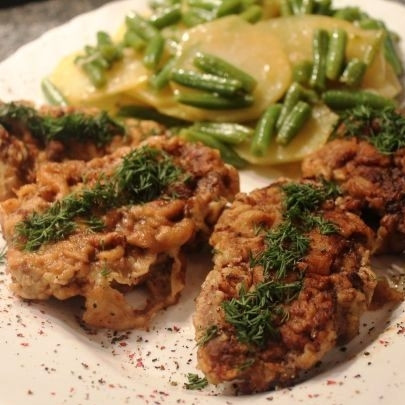 1. Этап. Говяжьи отбивные с чесноком: Подаем отбивные с овощным гарниром. Украшаем свежей зеленью. Приятного аппетита!