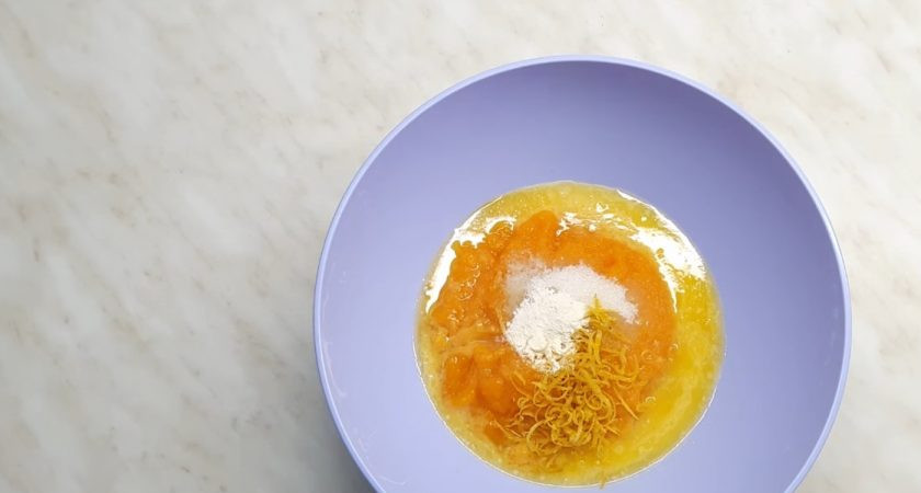 1. Этап. Блины тыквенные: 1. Приготовьте жидкую часть теста. Для этого в тыквенное пюре (отваренную и перебитую блендером тыкву) добавьте сахар, соль, цедру лимона и апельсина, растопленное сливочное масло, разрыхлитель и яйца. Хорошо перемешайте лопаткой или блендером.