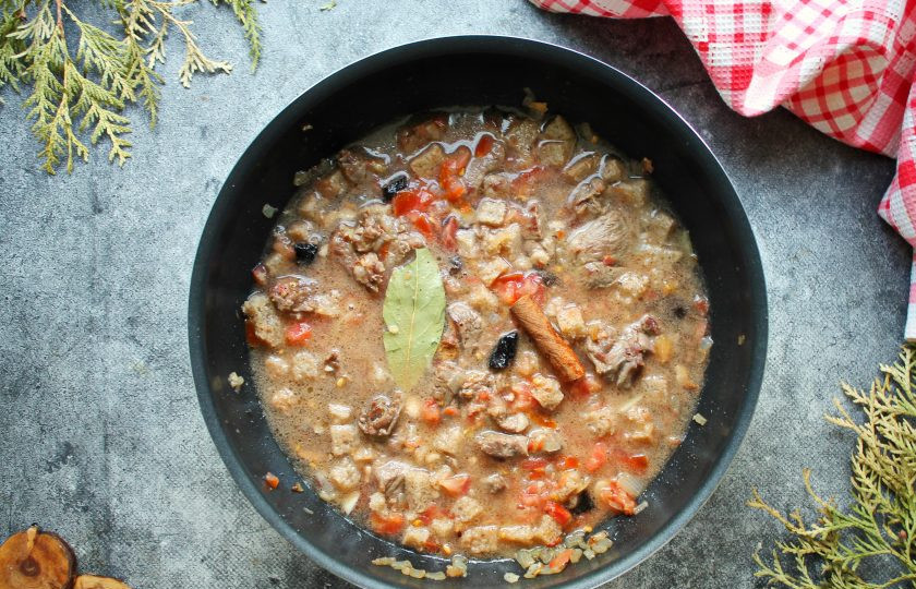 1. Этап. Эсик флейш: Влейте в казан воду, Чтобы она была в уровень продуктов. Добавьте специи, посолите и поперчите.