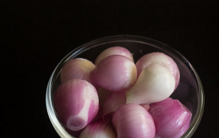 1. Этап. Маринованный шалот: 1. Первым делом очистите лук.