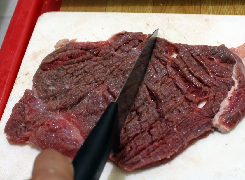 1. Этап. Рулетики из говядины с начинкой: Приготовьте говяжью отбивную.