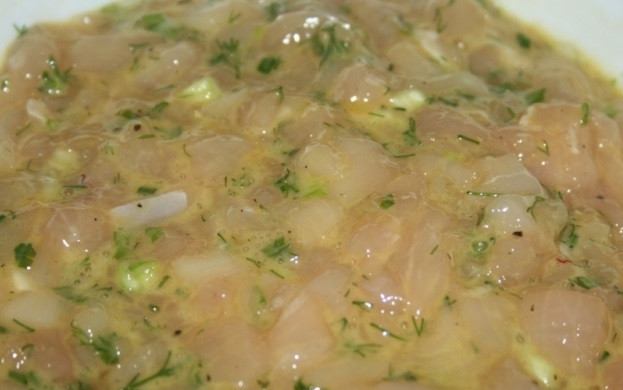 1. Этап. Еврейские котлеты из курицы: Фарш должен постоять 5-10 минут.