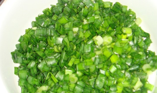 1. Этап. Морковь, тушеная с луком: Хорошенько промываем лук и измельчаем его.