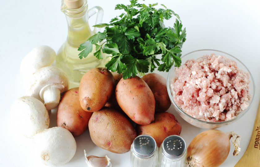 1. Этап. Мясные сочни с грибами: Подготовьте все ингредиенты.