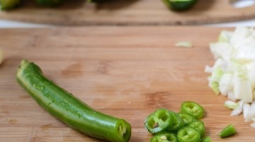 1. Этап. Лодочки из кабачков без мяса: Лук порезать кубиками, острый перец порезать кольцами.