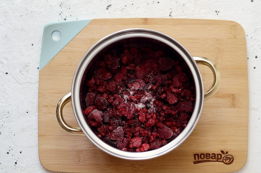 1. Этап. Варенье из стевии: Соедините в кастрюле малину и стевию, поставьте на средний огонь.