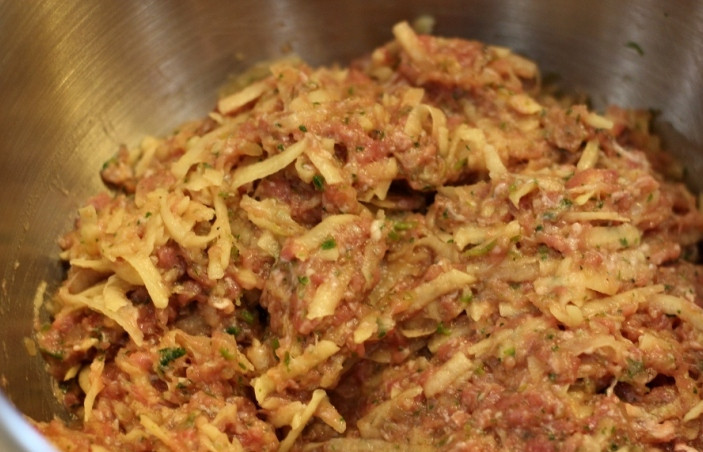 1. Этап. Котлеты, запеченные в духовке: Выкладываем картофель в миску с фаршем, перемешиваем все и пробуем фарш на соль, при необходимости досаливаем его.