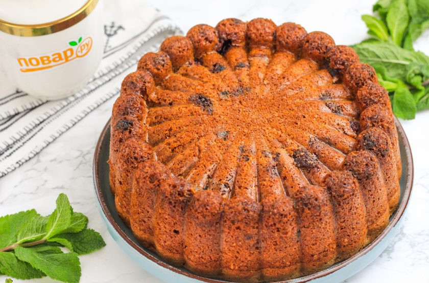 1. Этап. Самый быстрый пирог на основе варенья: Затем переверните форму дном верх на блюдо или тарелку и извлеките пирог.