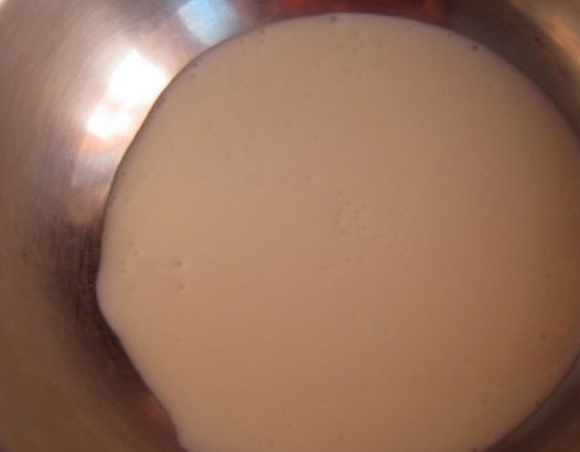 1. Этап. Бездрожжевое тесто для сладкого пирога: 3. Немного подогреваем кефир и добавляем в него щепотку соли.