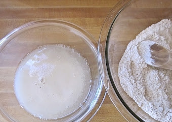 1. Этап. Пита: Смешиваем воду, дрожжи и сахар в одной миске, стакан муки и соль - в другой.