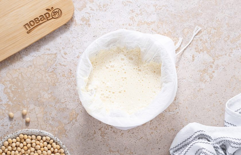 1. Этап. Соевый крем-чиз: Перелейте молоко в специальный лавсановый мешочек для отжима или несколько слоев марли. Дождитесь, когда стечет большая часть сыворотки. Завяжите мешочек и подвесьте, оставьте так на еще 1 час.