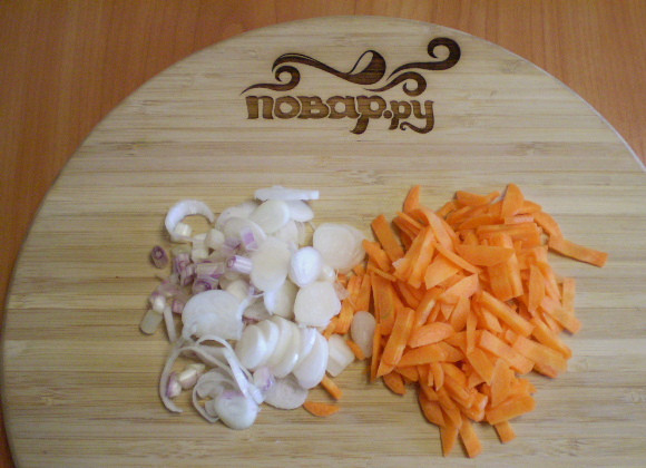 1. Этап. Гороховый суп без картошки: 4. Нарежьте лук и морковь.