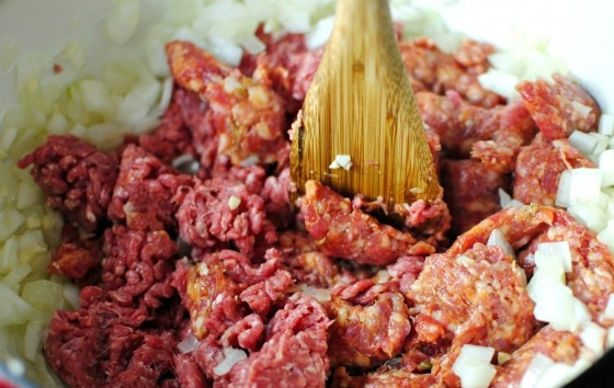 1. Этап. Лазанья Барилла: 2. Добавьте на сковороду мясной (свиной или сборный) фарш.