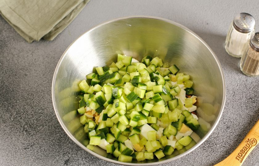 1. Этап. Салат с грибами жареными: Нарежьте кубиками огурец.