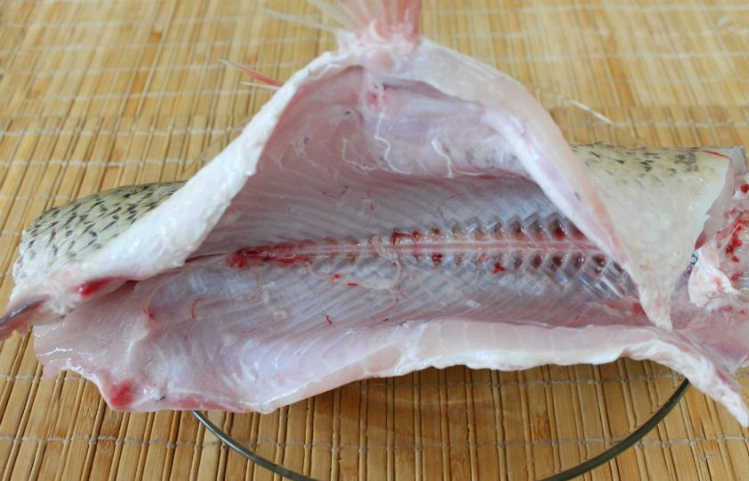 1. Этап. Рыба в кефире в духовке: Рыбу чистим, потрошим и хорошо промываем в холодной проточной воде.