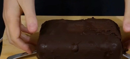 1. Этап. Шоколадный десерт с нежным творожным кремом: Как только лед будет готов растопите 3 плитки шоколада в водяной бане помешивая в течение 2-3 минут. Будьте осторожны! Не перегрейте шоколадную массу иначе вы её испортите. Налейте шоколадную массу в больший по размеру контейнер. Опустите лед придерживая его за ложки, а затем переверните. Шоколад мгновенно схватится и застынет полностью в течении 10 - 20 секунд. Наша шоколадная форма готов!