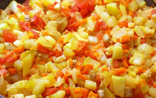 1. Этап. Икра из патиссонов на зиму: 1. На растительном масле сначала обжарим лук, чеснок и морковь, затем добавим патиссоны кубиками. Когда зарумянятся, - добавим помидоры и немного воды.