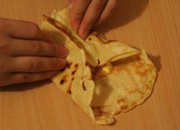 1. Этап. Блинчики с мясом и яйцом: Плотно и конвертом заворачиваем.